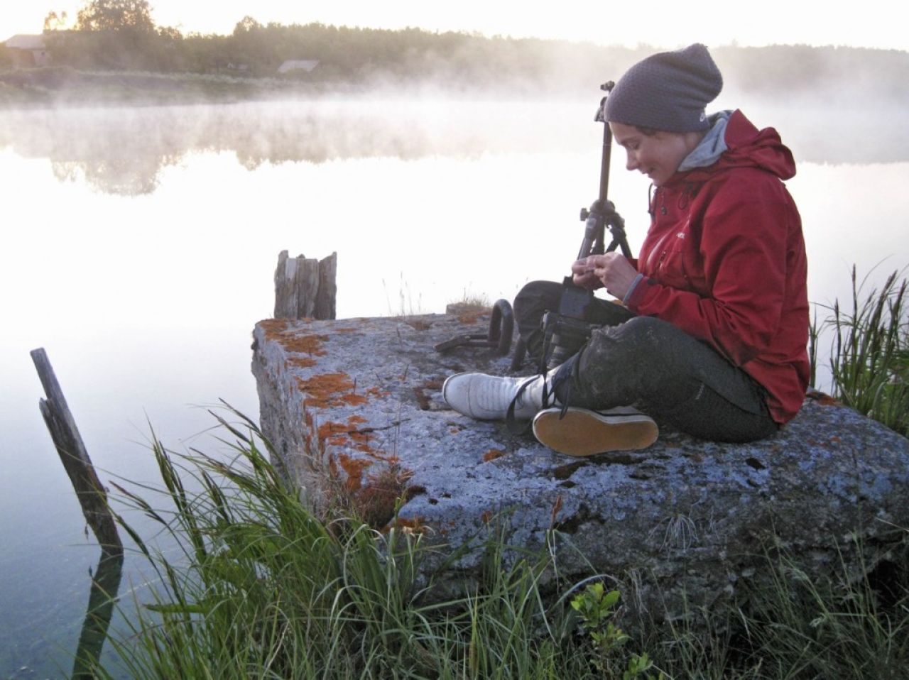 De hoofdrolspeelster Sandra Kantanen in de Finse documentaire "On unknown water - På okända vatten" aan het werk
