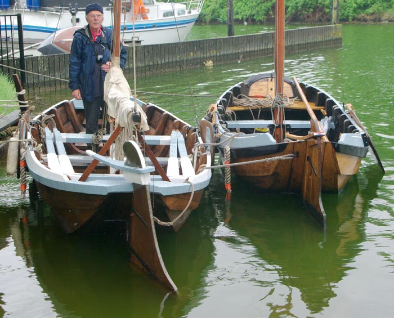 Links, naast de Hollandse "bijboot" van de hengst TH49 'Drie Gebroeders', ook TH49 genaamd