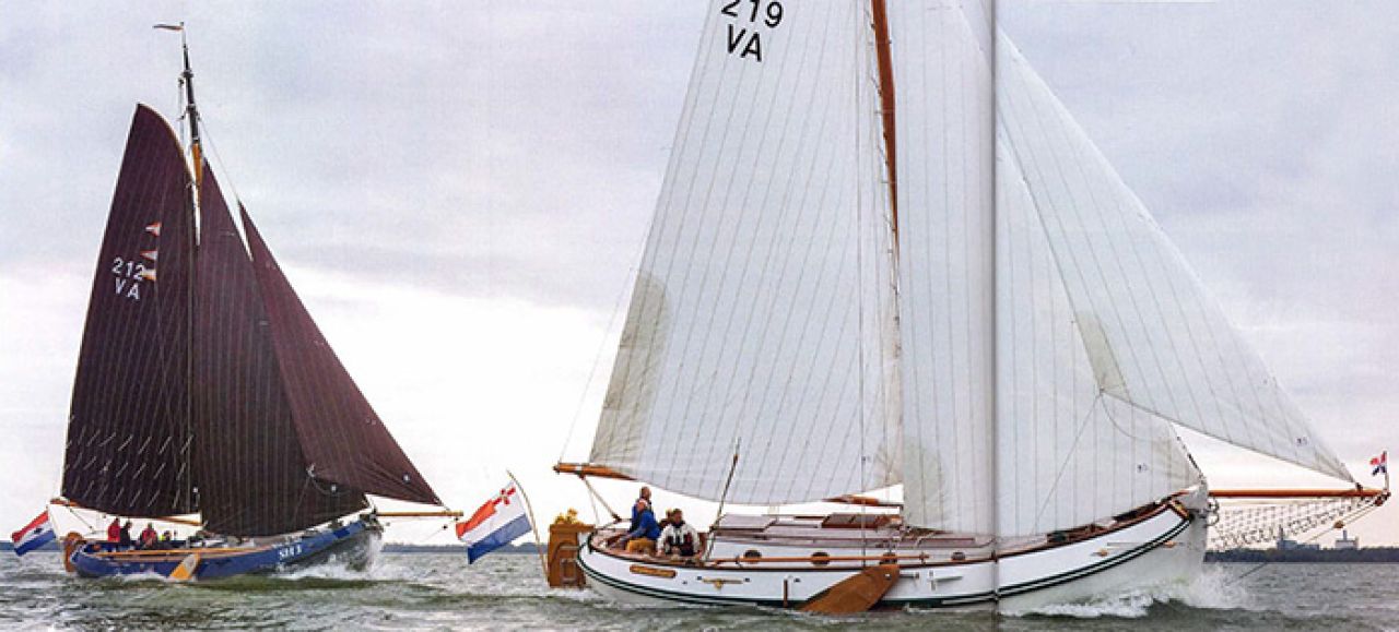De 'Martina Maria' voorop op het IJsselmeer en daarachter de 'SH3 Sentijna Huberdina'