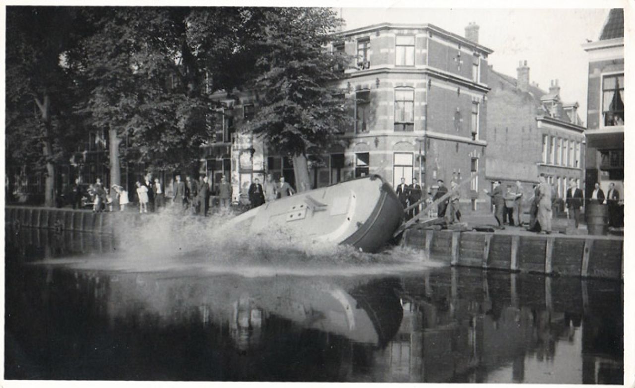 De Bram werd gewoon van de kade af geduwd! Corrie maakte deze prachtige foto. (coll A.T. van Hilten)