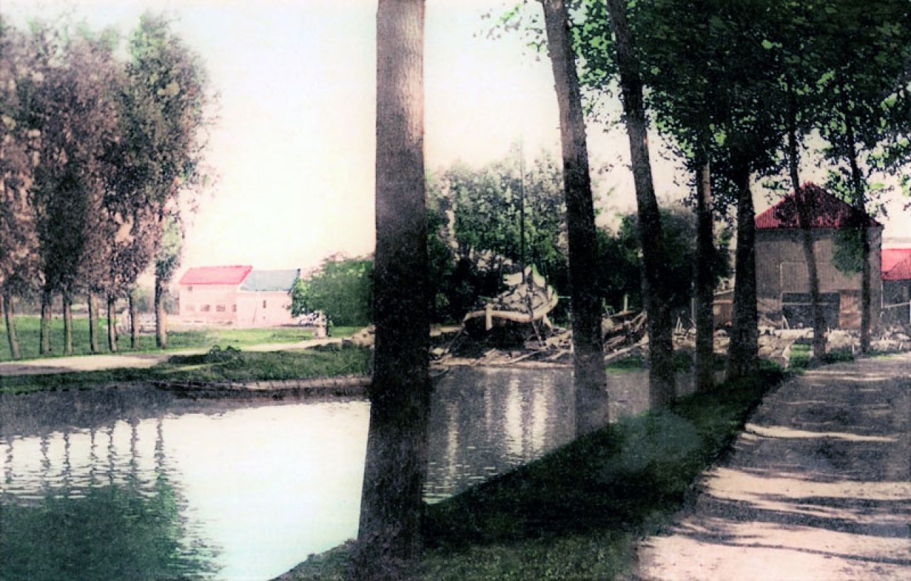 Kleurenkaart (van voor 1911) van Joure de Groenedijk en links de Slachtedijk met het zicht op de Scheepswerf van Eelje en Auke van der Zee.