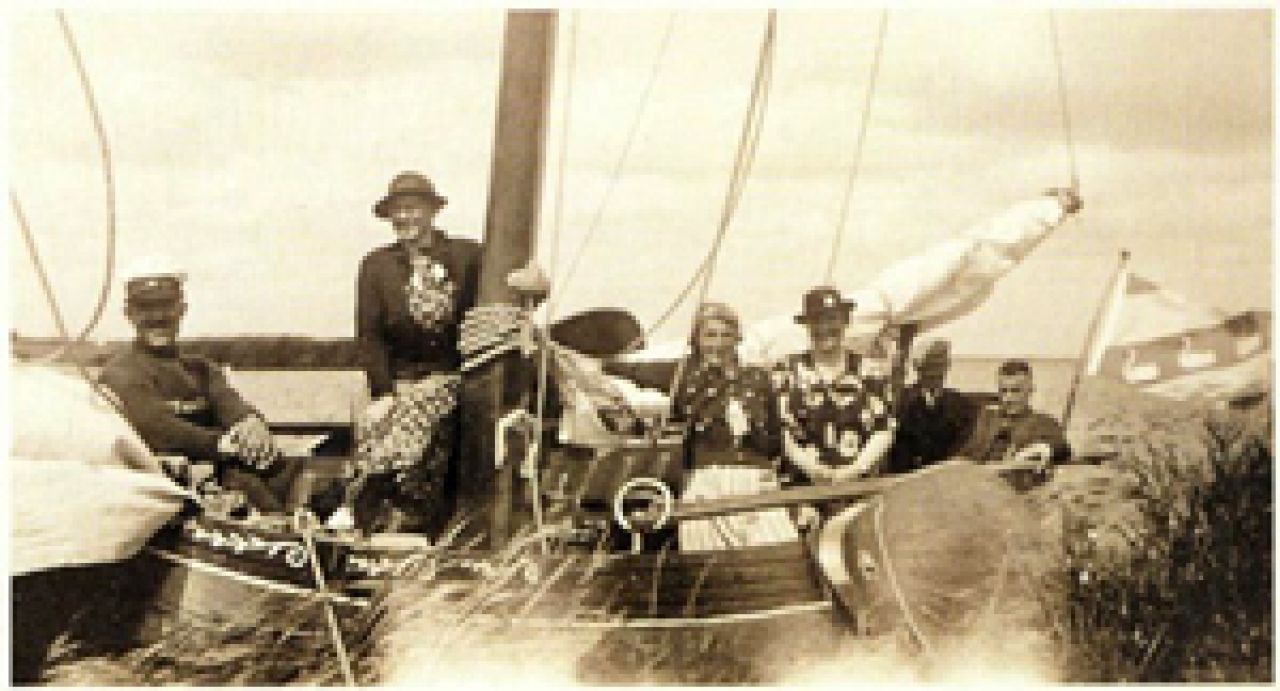 De Nut en Nocht met de verenigingsvlag.Vlnr: Marten de Vries, n.b.,Ymkje van der Leij-Hepkema, n.b., n.b. en Wiebrandus T. van der Leij.