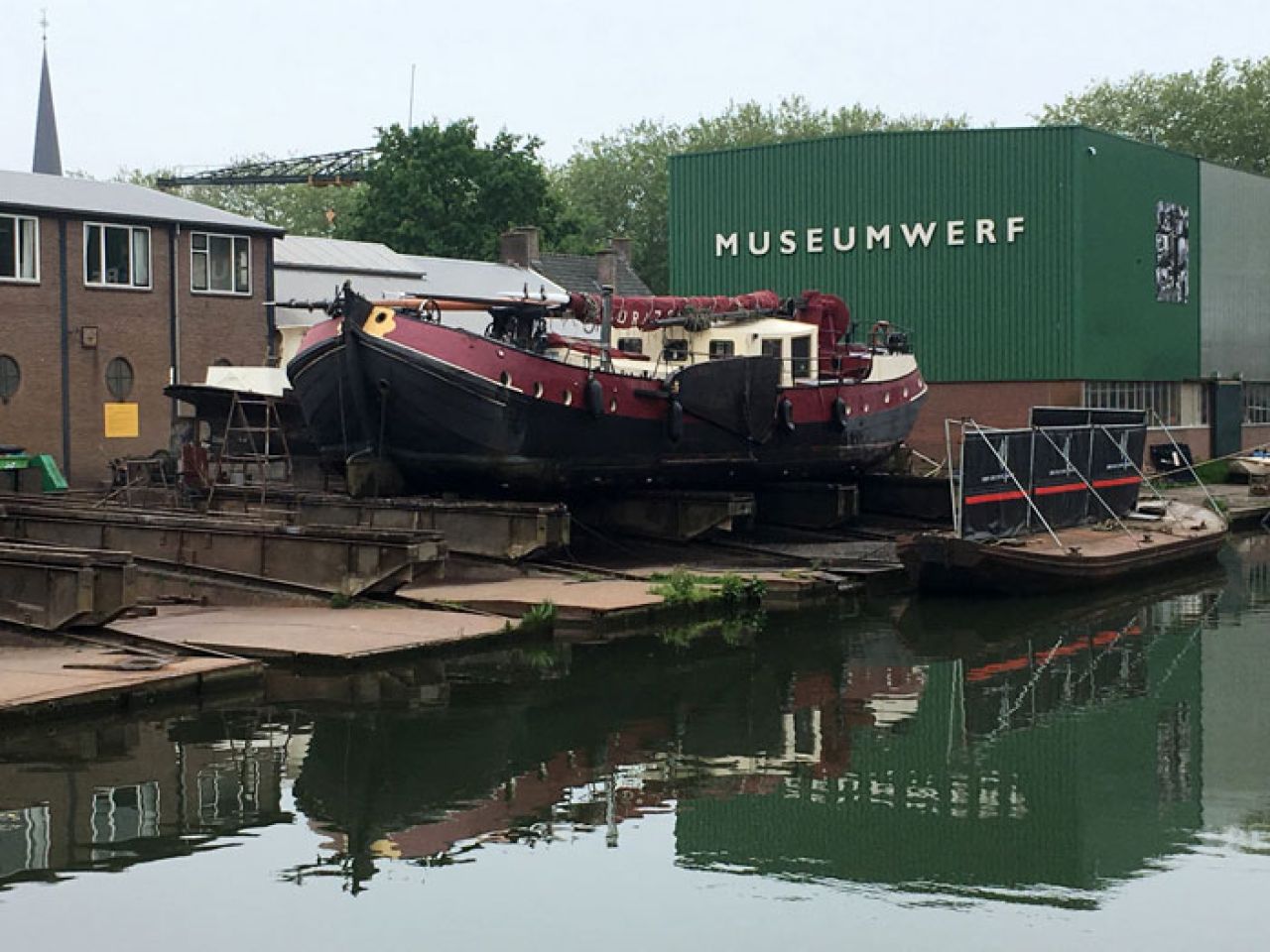 Op de helling bij Museumwerf Vreeswijk: zeetjalk 'Horizon', tweemaster. De 'Horizon' is bij Museumwerf Vreeswijk voor een grondige opknapbeurt aan casco en tuigage.
