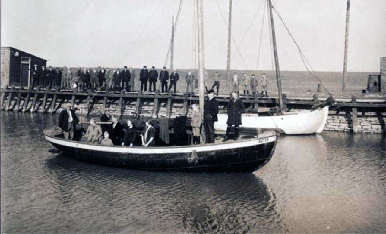 (Prentbriefkaart, collectie Zuiderzee Museum Enkhuizen)