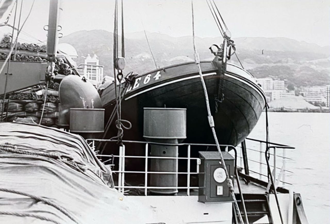 Het ontschepen van de 'Brack' in Hong Kong (coll S.J. Henstra)