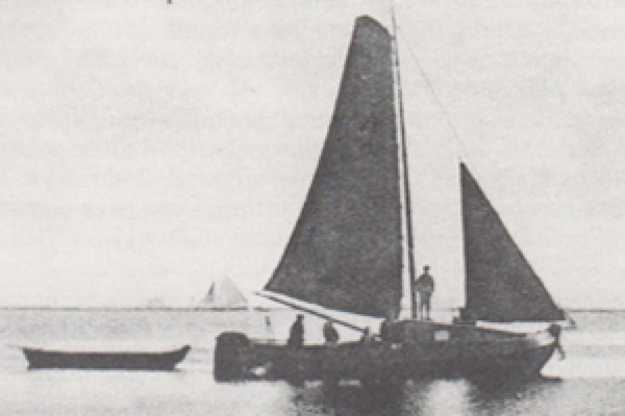 Langweerder Wielen, 1921. Arend Roelofs Toering op de TD1. Voor de mast staat Roel Toering. (Foto: Arend Toering, kleinzoon van Arend Roelofs Toering).