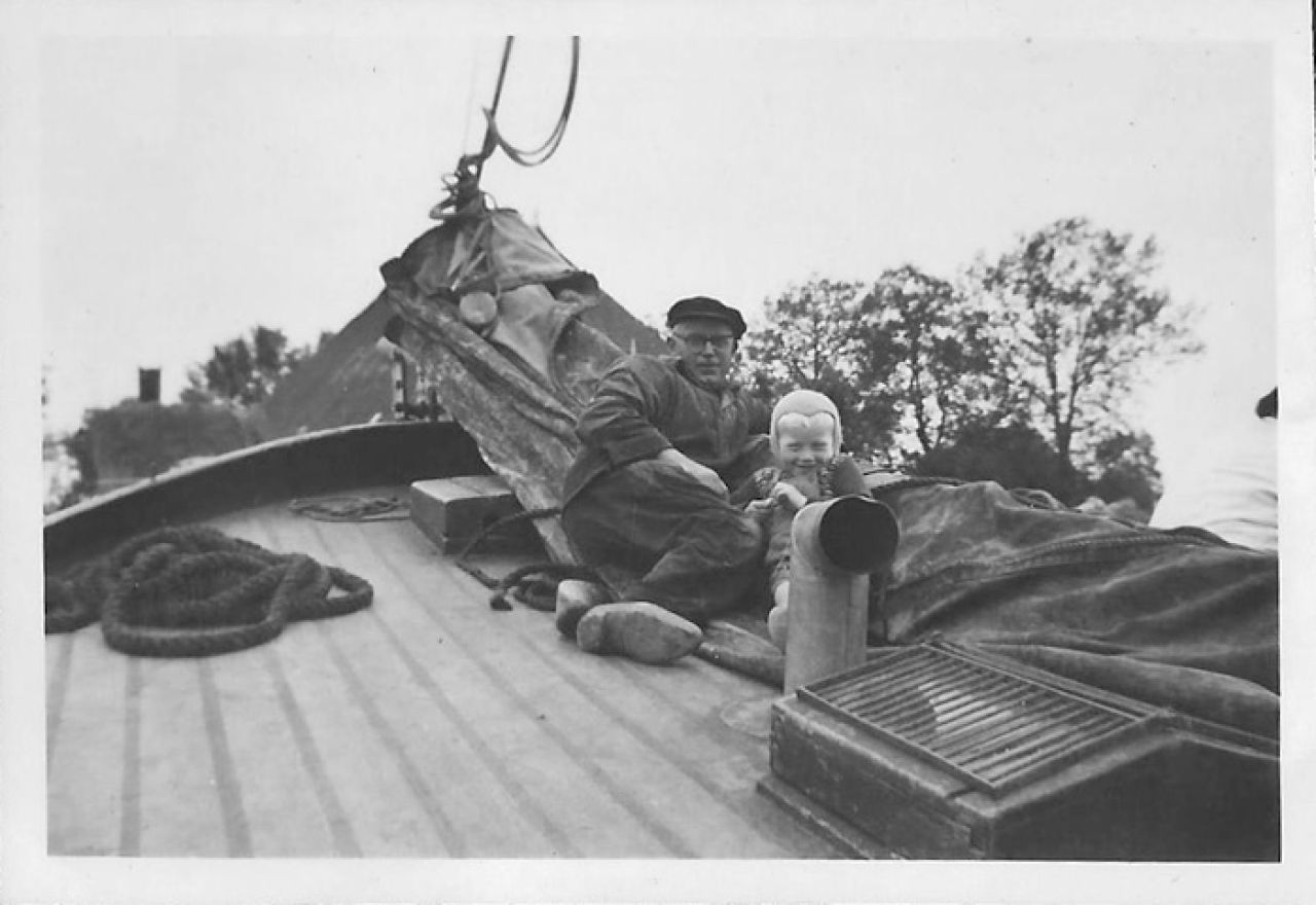 Foto gemaakt tijdens een tocht naar de scheepswerf. Dat was vroeger een doorsteekje door Lemmer, maar sinds het dempen van De Rien moest er helemaal worden omgevaren. Op deze foto de jongste van de twee eigenaren: Wiebren Visser met een buurjongetje.