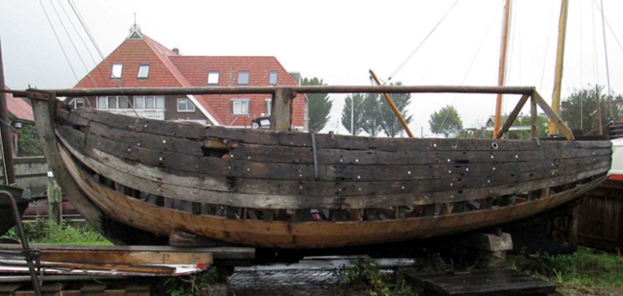 Van opzij is goed de afwijkende vormgeving van de kiel te zien. (Foto’s: Dirk Huizinga)