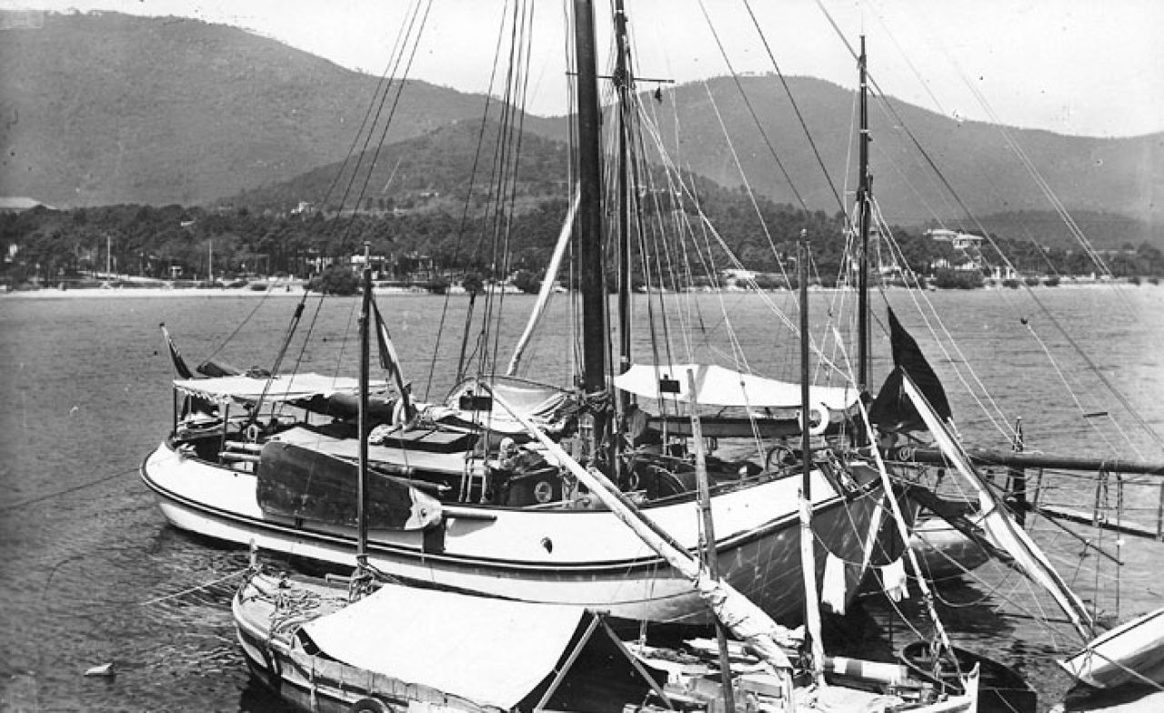 Aan de Côte d'Azur - Cavalaire Sur Mer in 1953 onder Britse vlag (onder de naam 'Dawn'?)