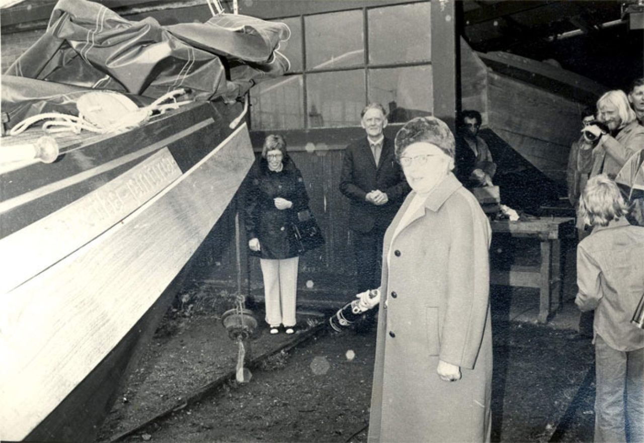 De doop werd verricht door Janny haar moeder, Mevr. Margaretha Jantina Keuning-van der Woude. Meteen links van haar de heer Van der Meulen sr.