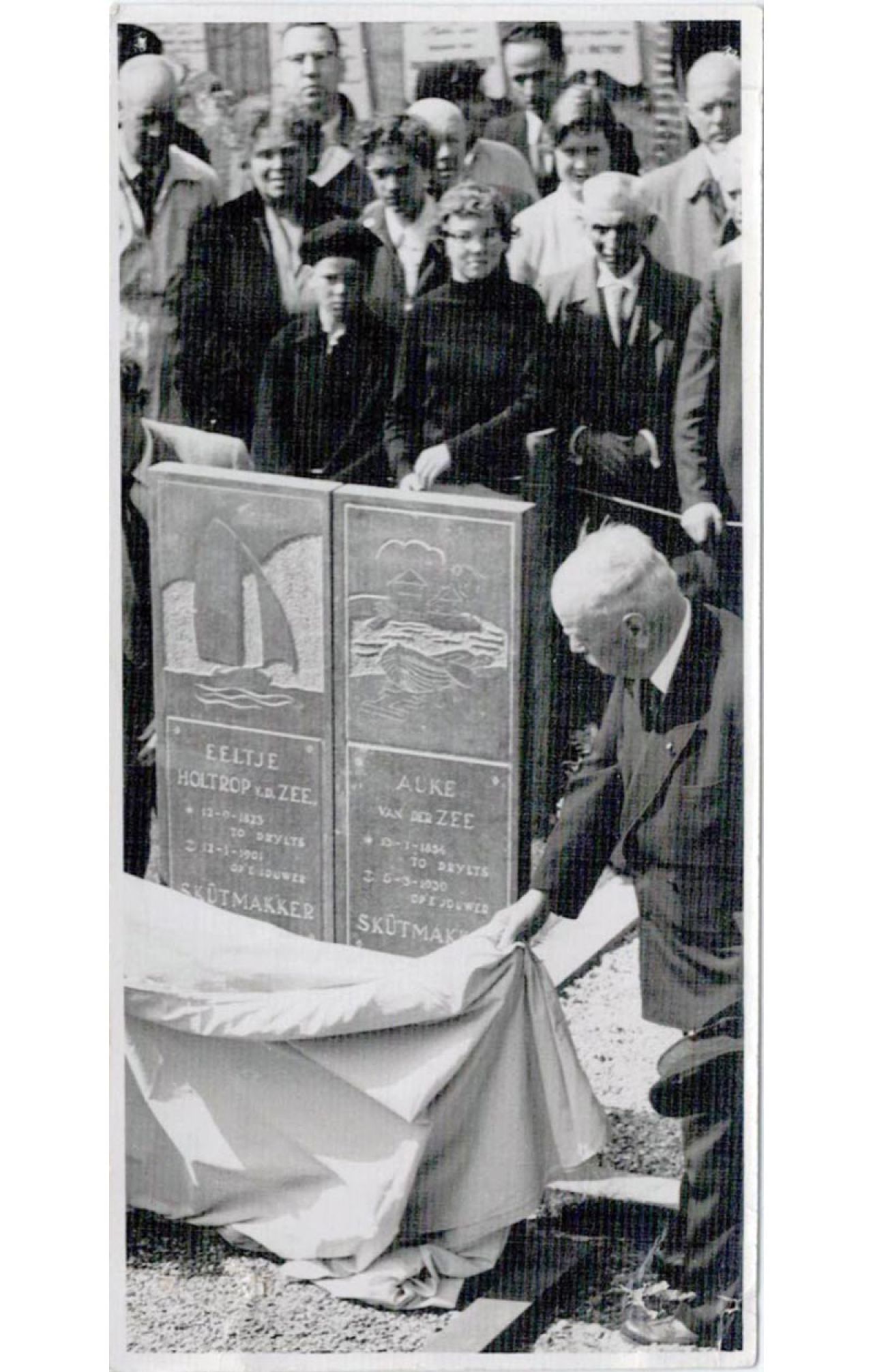 G. van Dorp (huidige eigenaar 'Oude IJssel') staat op de foto als 10 jarige jongen met een alpinopet op direct achter de steen. Links naast zijn oom en tante Tieleman, de toenmalige eigenaren van het schip. (foto Leeuwarder Courant, coll. G. van Dorp))