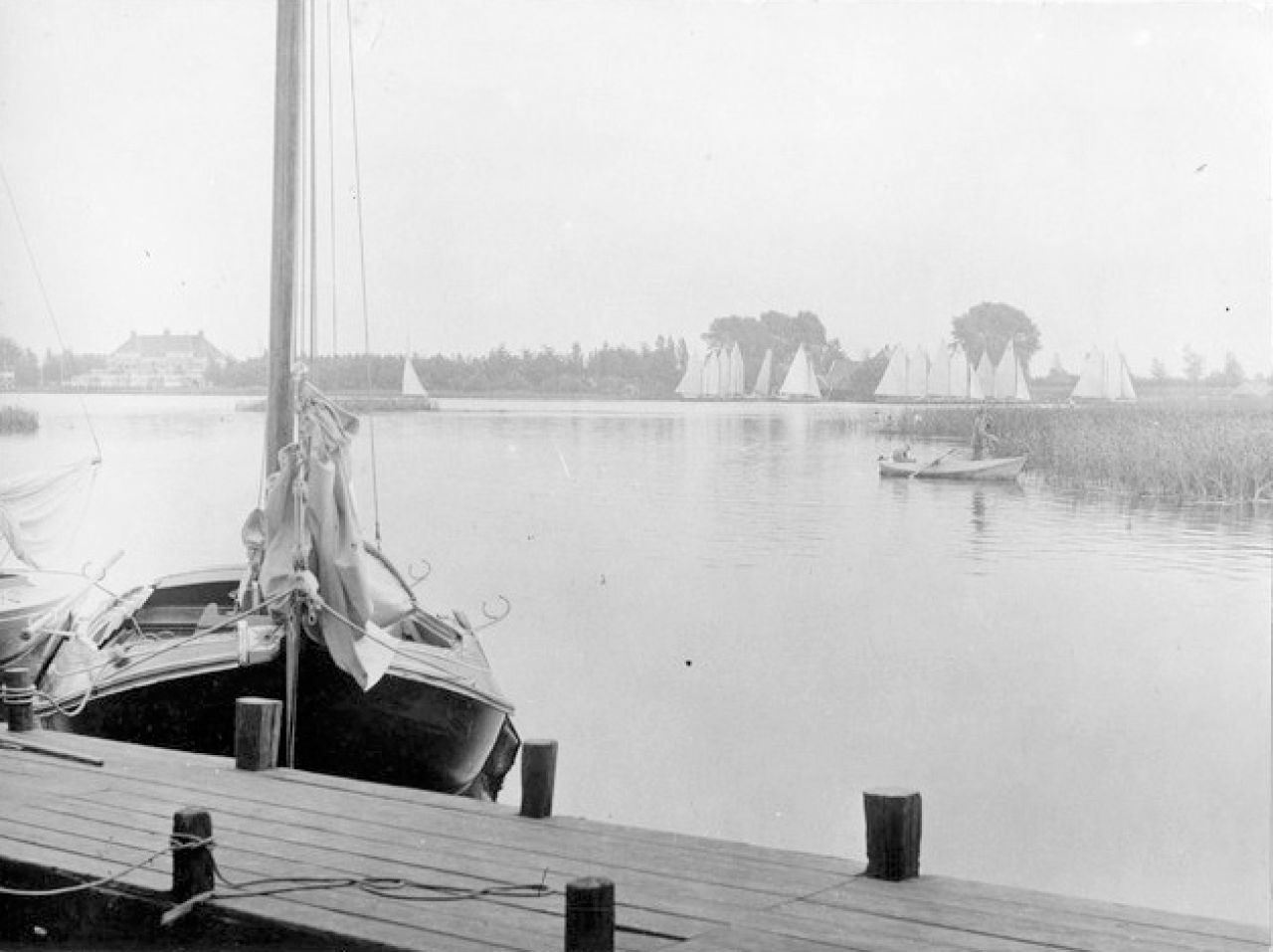 Westelijke oever Paterswoldsemeer, steiger paviljoen De Meerval Familiehotel met Fries jacht gezien naar het zuiden (Beeldbank Groningen, R.H. Herwig 1920-1950)