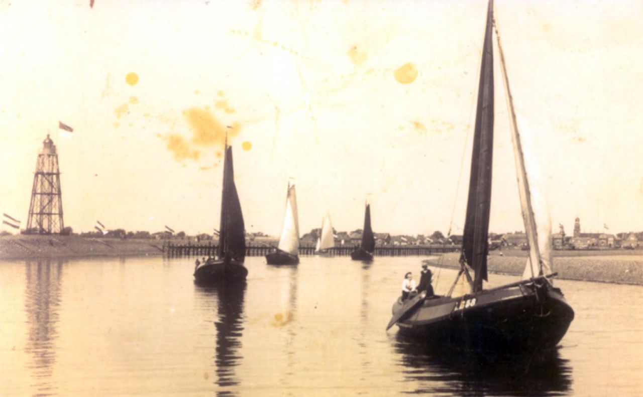 Werkschepen, maar als boeiers zo mooi. Vooraan de LE58, gebouwd bij J.J. Bos in 1901, als LE64.