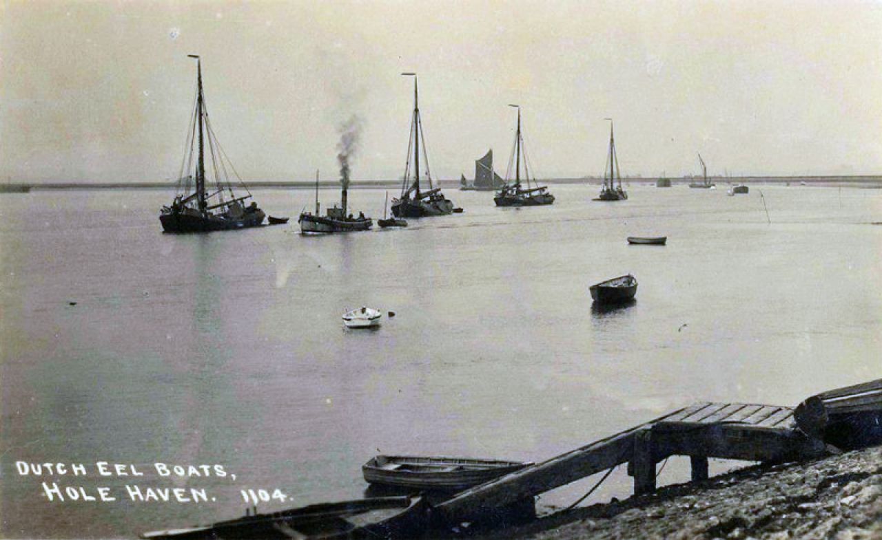 Friese palingaken in Hole Haven Creek, jaren dertig van de vorige eeuw. In de monding van de Thames was nog schoon water i.t.t. het water van de Thames bij Londen. De zeilende palingaken werden ook in die jaren reeds als curiositeit gezien.