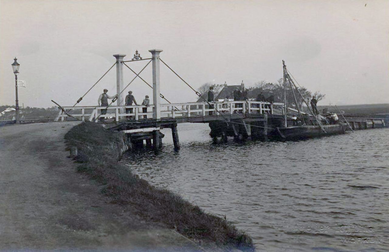 De ‘ielpôlle’, bij de draaibrug aan de noordoostzijde van Workum, waar de stadsgracht de Dolte ombuigt naar de Brekken en Gaastmeer. Daar werd de aal van de Workumer palinghandel bewaard in leggers, totdat die naar Gaastmeer verplaatst werden.