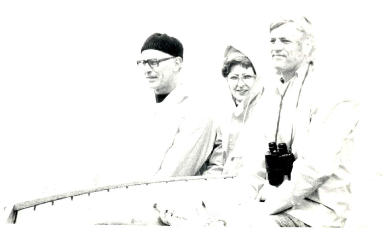 De boot op het water. Van links naar rechts: J.P. Hof, J. Hof-Keuning, haar broer S. Keuning.