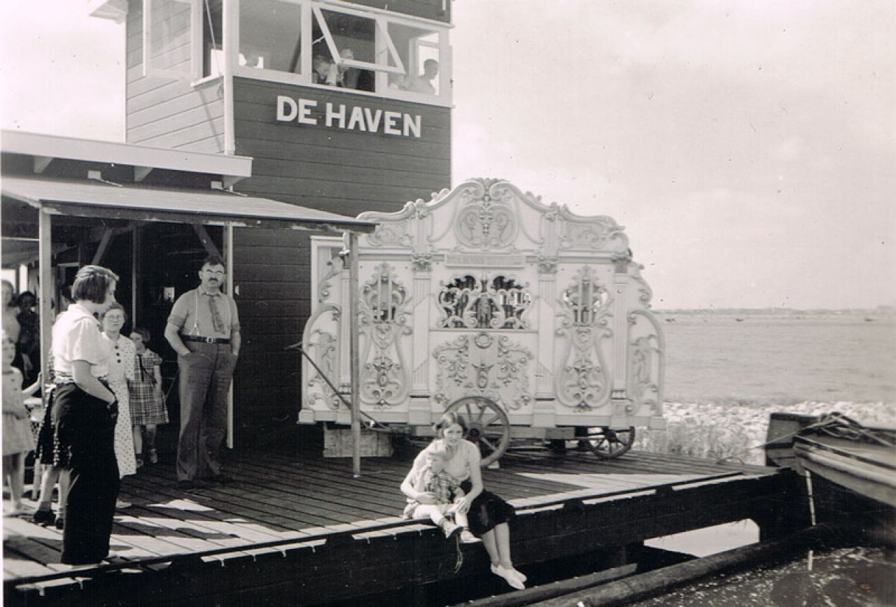 Haarlemmer Zeil Vereniging Zomerfeest 1936 met links van het pierement de bouwer Jan de Vries