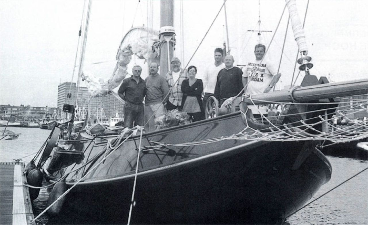 De bemanning van de Pattimura na de aankomst in Scheveningen. Foto Theo Kampa