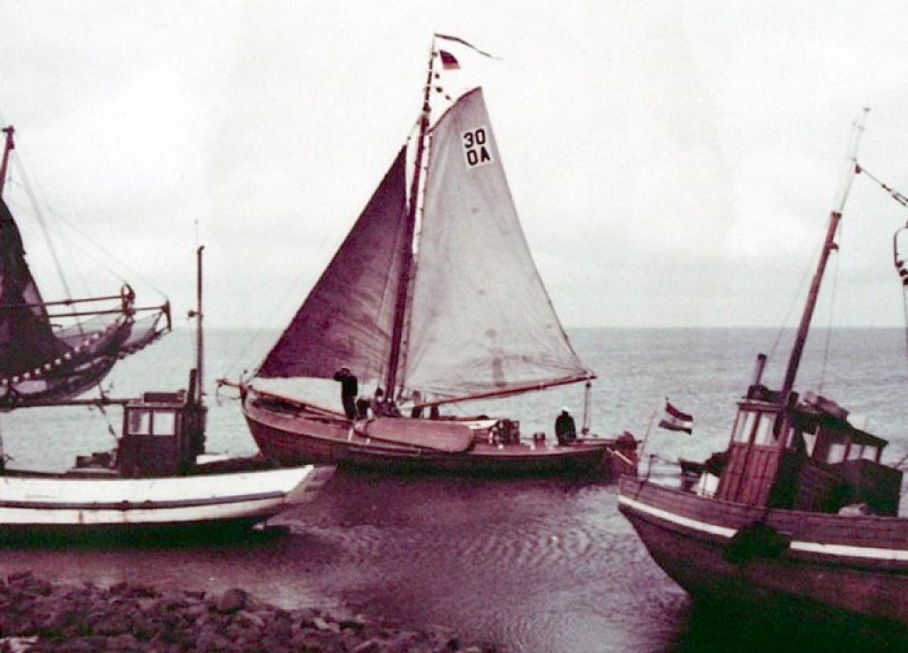 Deze foto is afkomstig van de website sielbild.de. De 'Houtrib' zeilt in de jaren 60 de haven van Neuharlingersiel uit. (Herk. Ole Pfeiler)
