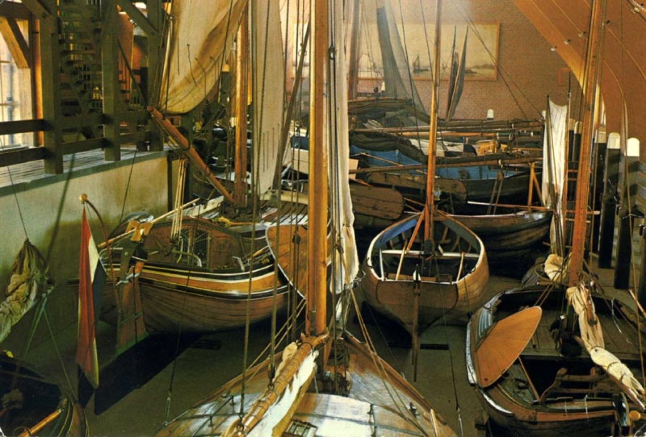 De Schepenhal van het Zuiderzeemuseum vanaf 1965. De vloot van 1961 was uitgedund na de strenge winter van 1963.