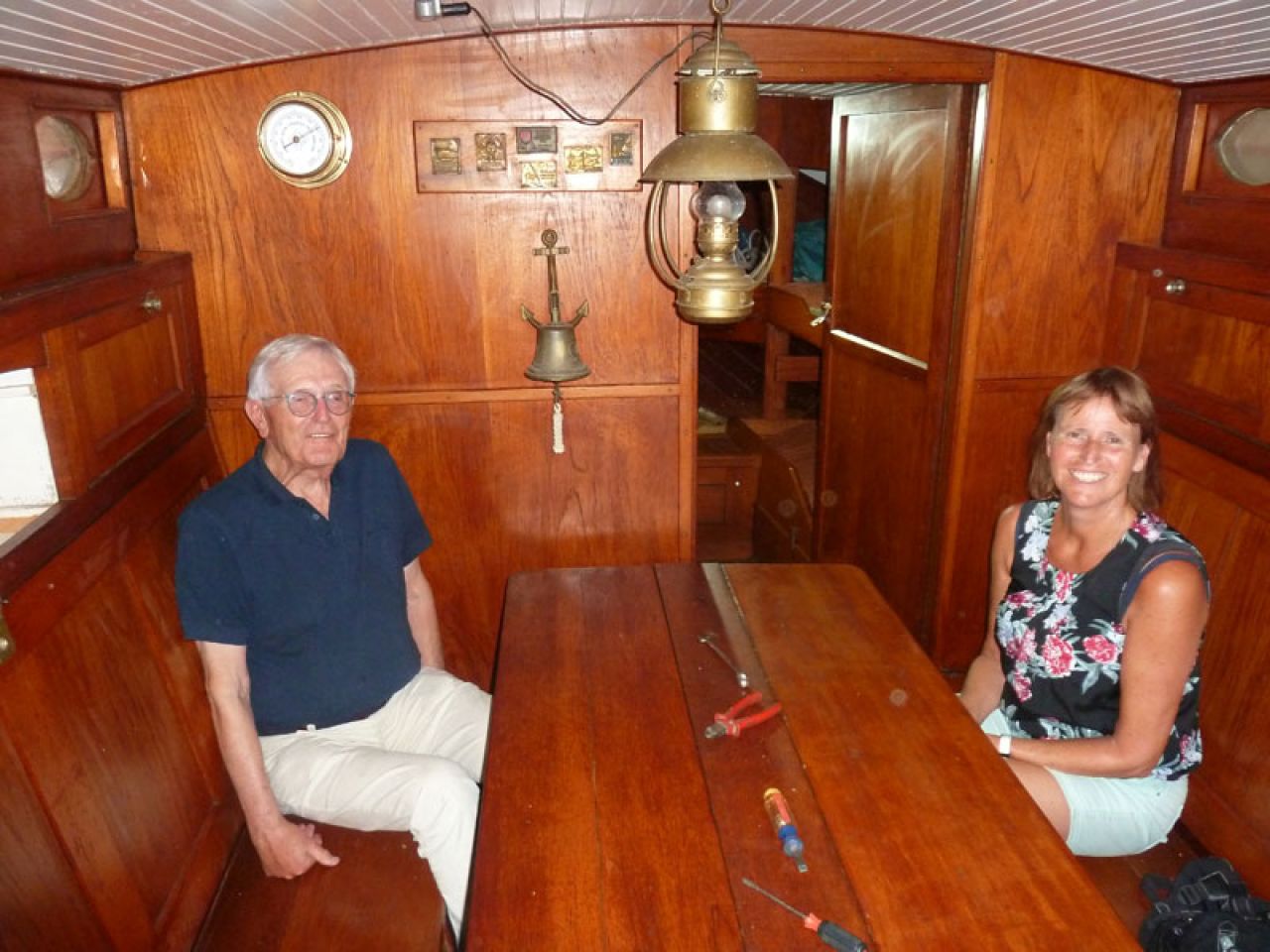 De zoon van Jan de Vries en zijn dochter aan de originele scheepstafel