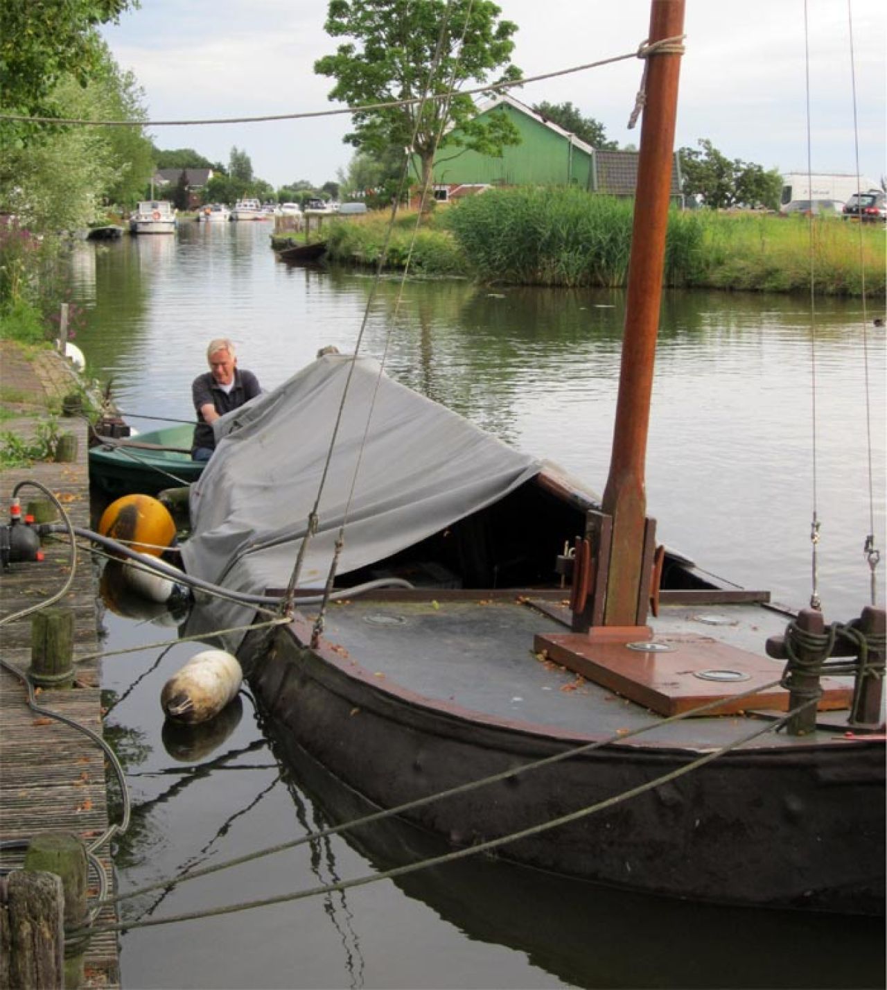 De 'Henke' is gezonken, nadat de jol schade opliep door een voorbijvarende sleepboot. De jol staat sindsdien op de kant. (foto Wim Tasseron)