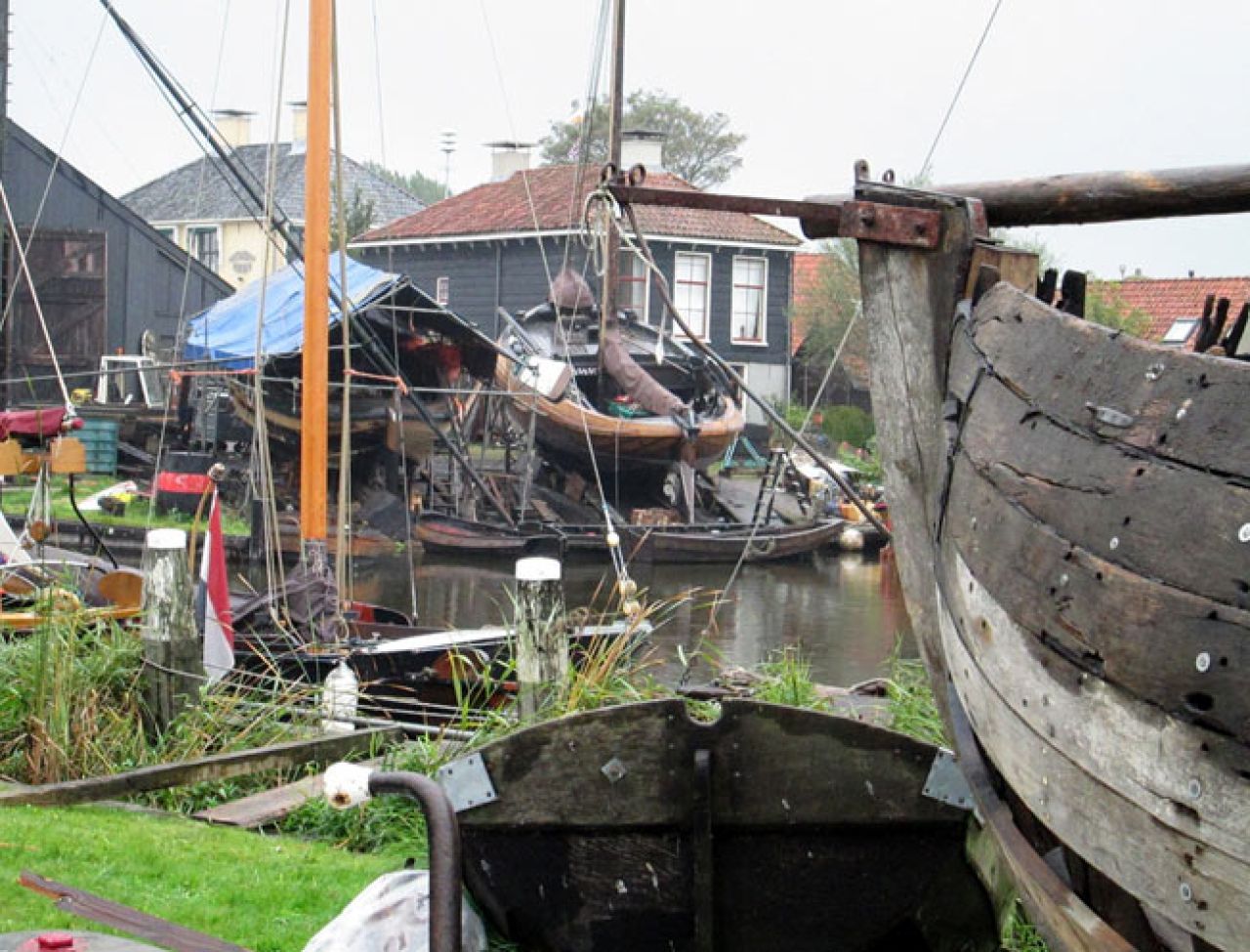 Workum, oktober 2015. De Friso op de kant bij de Blazerhaven t.o. de werf. (Foto’s: Dirk Huizinga)