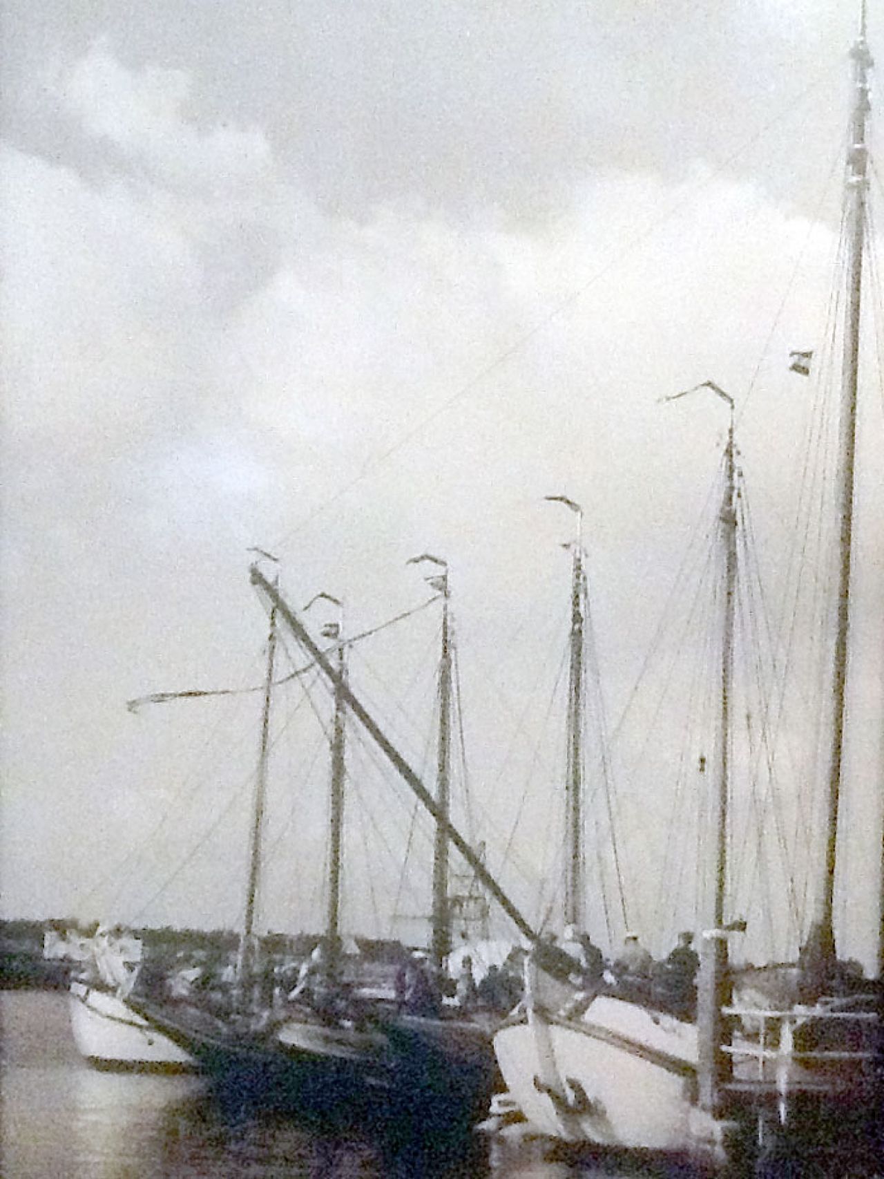 Foto uit 1964 genomen te SInt Annaland tijdens filmopnames voor de film" Van Klik Tot Kluiver" Schepen zijn: Van rechts naar links: 'Antigoon' (voorgrond), 'Turc', BRU24, 'Jonge Joseph', 'Nina', 'Jan Haring'.