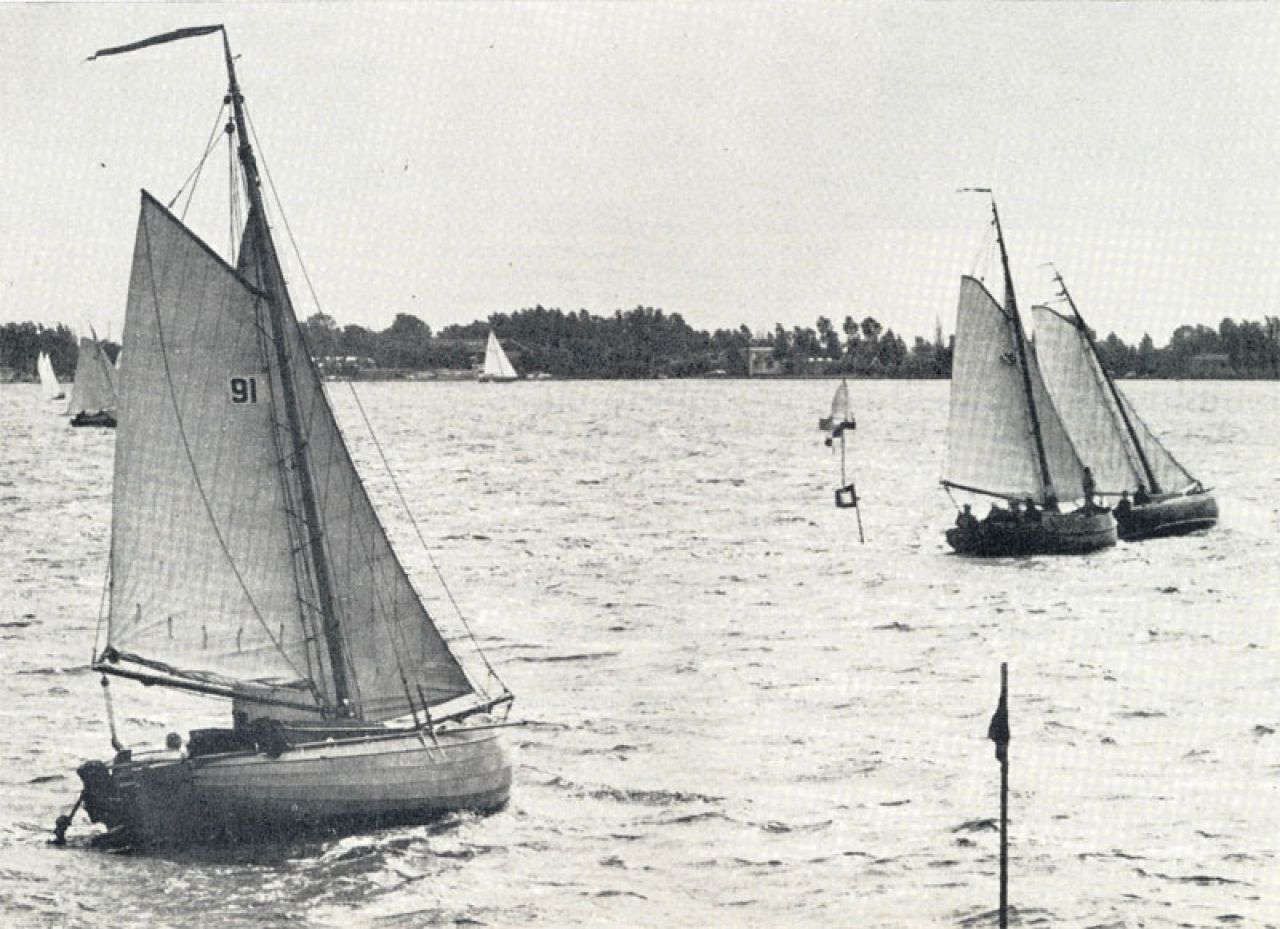 Een drietal Staverse jollen in een wedstrijd. Onder bepaalde omstandigheden is de Staverse jol een best schip. Het biedt de opvarenden echter weinig bewegingsvrijheid. (Foto Oppenheim)