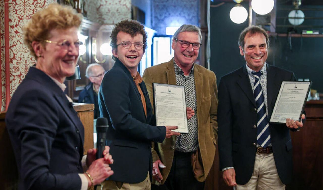 De prijswinnaars naast de voorzitter (foto Simon Bleeker)