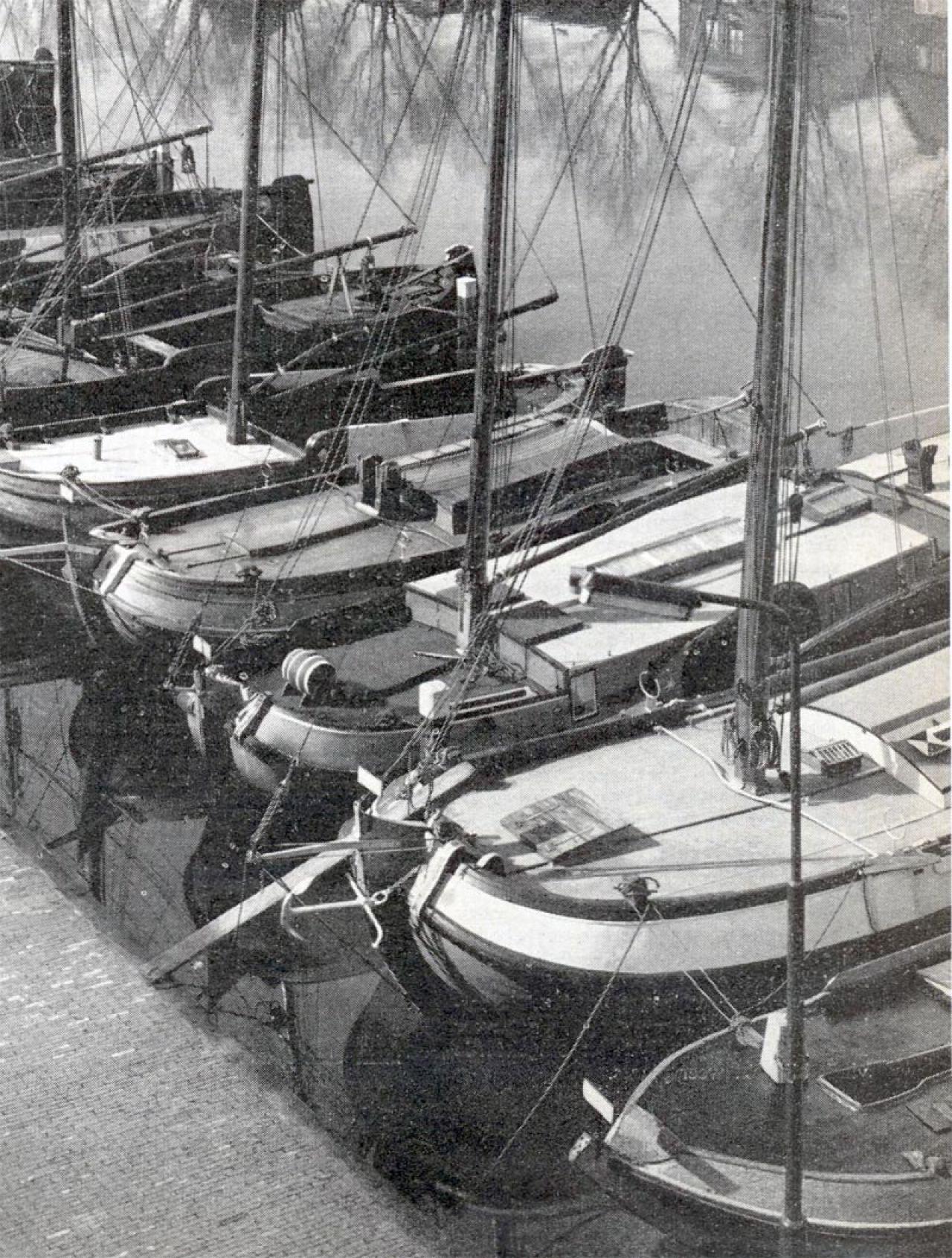 De museumvloot, keurig in het gelid, in de Oosterhaven van Enkhuizen in 1961 (foto coll Zuiderzeemuseum)