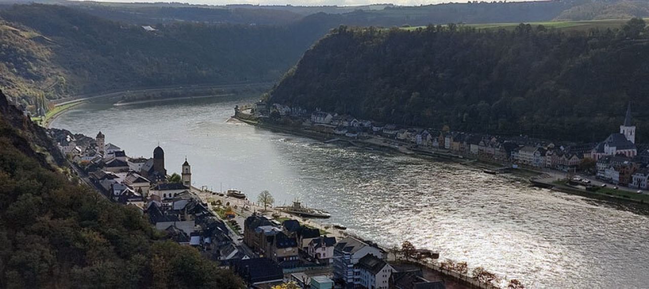 Sankt Goarshausen, herfst 2024, in de bocht bij de Loreley. Het is goed mogelijk dat daar gedurende een half uur geen vrachtschip voorbij komt.
