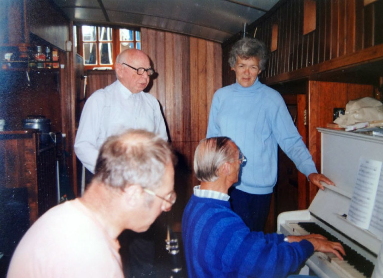 Muziek in het ruim, de heer De Neve links boven