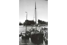 De VN89 in de haven van Vollenhove van 1947