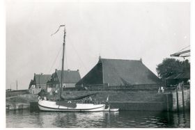 Blazer Johanna Maria TX51 (plaquette 192, gesloopt 2011)  in de haven van Hindeloopen ergens in de jaren '60. Vaak het enige jacht in de haven.