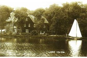 Villa Uiltje Loenen met het Friese jacht 'Ouderhoek' (zie "Uit het Stamboek")