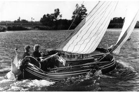 Lytse Bever na restauratie met aan roer Tj. van der Meulen (foto Theo Kampa 1963, Collectie GtC)