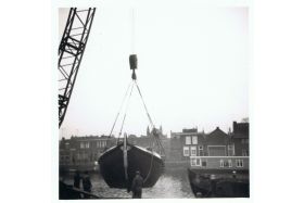 Wieringer Aak 'Drie Gezusters' / WR3 wordt uit het water gehaald in Enkhuizen in 1964 voor plaatsing in de schepenhal