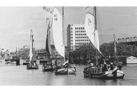 Vlootschouw in de Amstel - Hoogaars 'Aladdin' VB41 / HB41 + Tjalk 'Tijd zal ‘t Leeren'  TA61 - plaquettes 372, 507