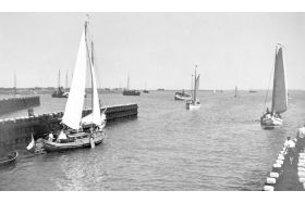 Lemsteraak 'Rita II" (of bol?) bij de Oranjesluizen 1930