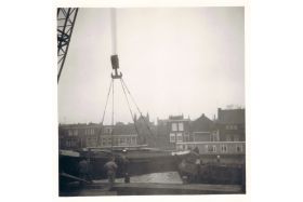 Wieringer Aak 'Drie Gezusters' / WR3 wordt uit het water gehaald in Enkhuizen in 1964 voor plaatsing in de schepenhal
