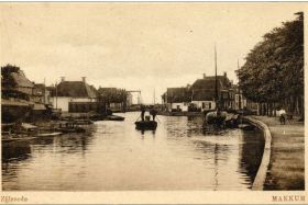 Werf 'Welgelegen' van Alkema (links op de foto) aan de Grote Zijlroede in Makkum