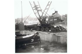 MK53 wordt uit het water gehaald in Enkhuizen in 1964 voor plaatsing in de schepenhal