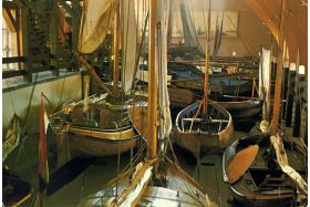 Schepenhal Zuiderzee Museum Enkhuizen met de boeier 'Sperwer' plaquette 4 links op de voorgrond (collectie GtC)