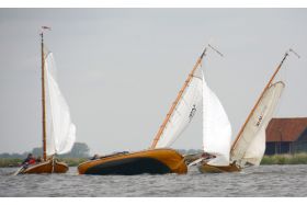 Fries jacht 'Windbreker' RC20 moet hozen (Foto Jikkie Piersma)