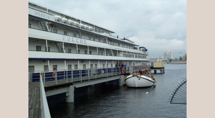 "Gauwe Haentje at the River-cruise terminal"