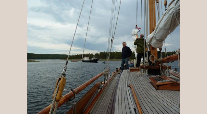 Entering as far as possible in the long but shallow Ryba Troiskaya Bay