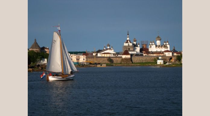 't Gauwe Haentje entering Solovetsky village