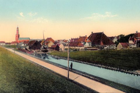 Oude ansichtkaart van Hindeloopen met Scheepswerf Wybrands. Even buiten Hindeloopen rond 1910. (Ontvangen van Gita Helfferich)