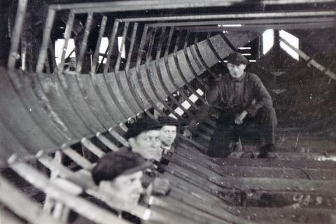 Bruinvis in aanbouw, de klinkploeg, 2 juni 1937